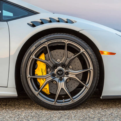 LAMBORGHINI HURACAN NOVARA EDIZIONE AERO FRONT FENDERS W/INTEGRATED VENTS AND SPLASH SHIELDS (2X2 GLOSS CARBON)